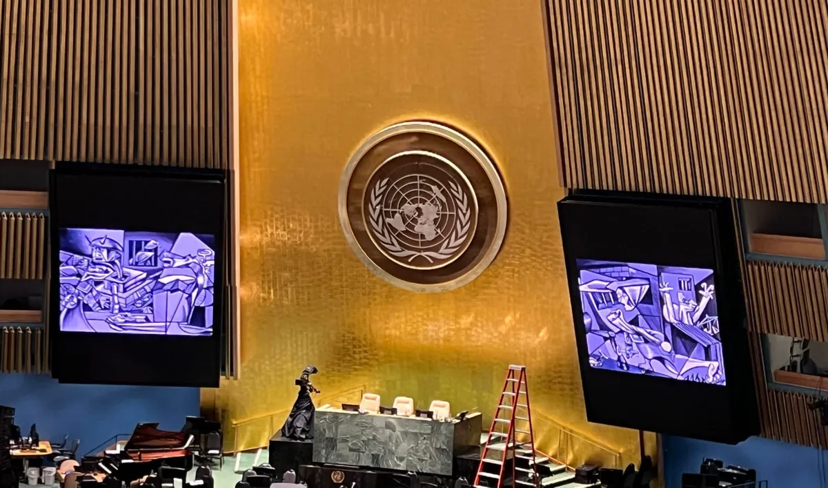 Mohammad Sabaaneh’s Guernica-inspired painting on the screens of the UN General Assembly hall